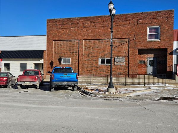 26 Main Street, Newhall, IA 52315