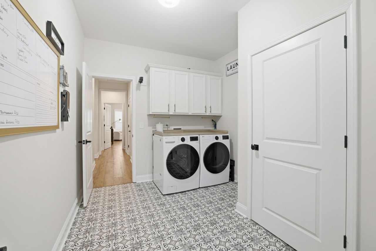 2009 Royal Blue Court Photo 15