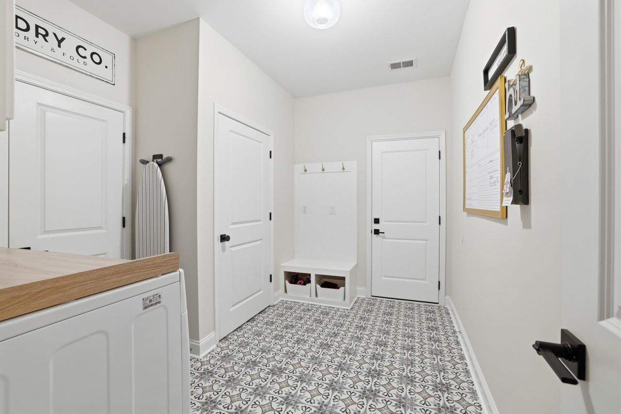 2009 Royal Blue Court Photo 16