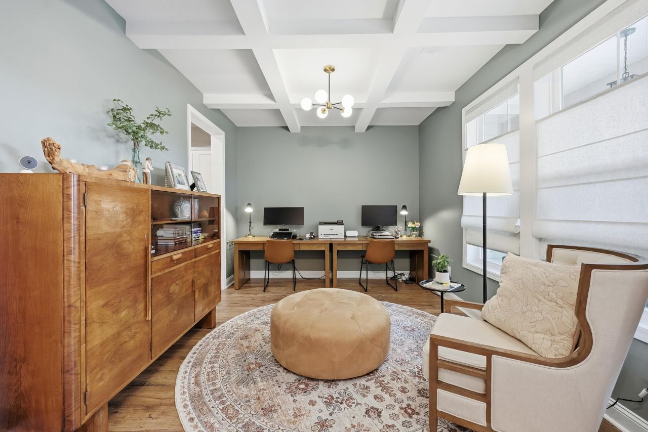 2009 Royal Blue Court Photo 4