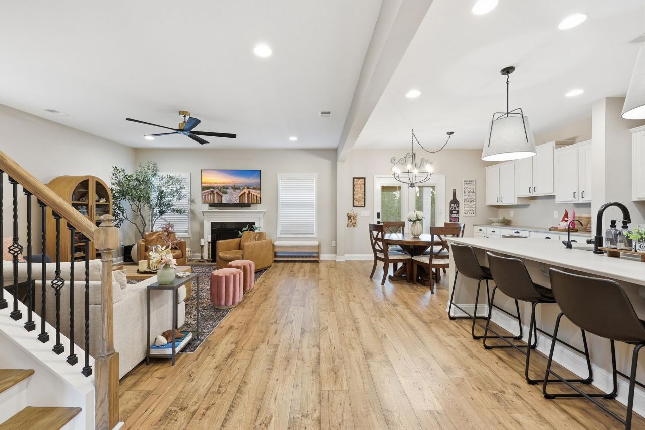 2009 Royal Blue Court Photo 5