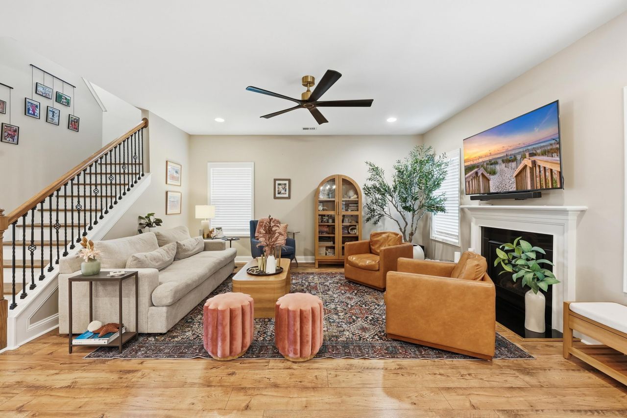 2009 Royal Blue Court Photo 6