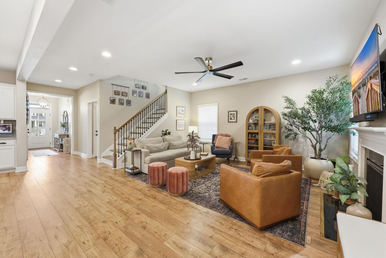 2009 Royal Blue Court Photo 7