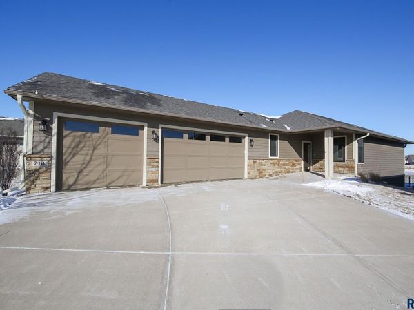 716 E Shadow Creek Ln, Sioux Falls, SD 57108
