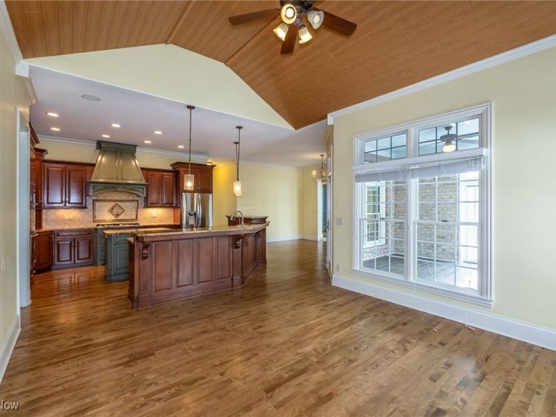 4025 Meadowvale Court, Akron, OH 44333 Photo 11