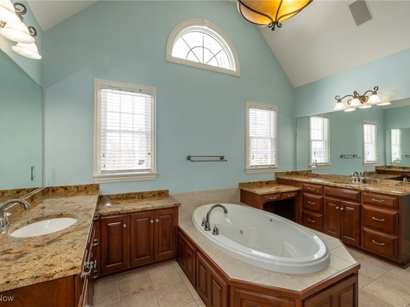 4025 Meadowvale Court, Akron, OH 44333 Photo 24