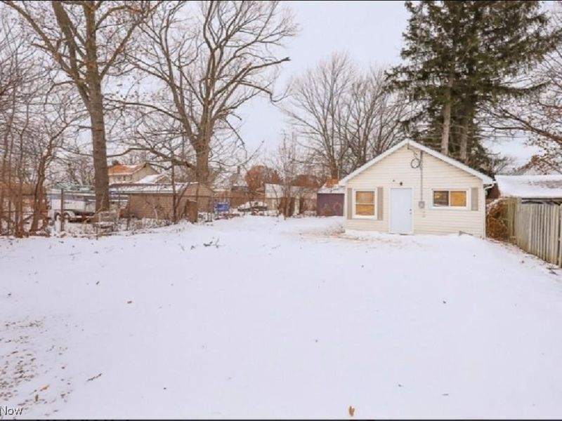 10904 Dixon Road, Cleveland, OH 44111 Photo 2