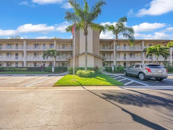 7320 Glenmoor LN, Unit 2304, NAPLES, FL 34104