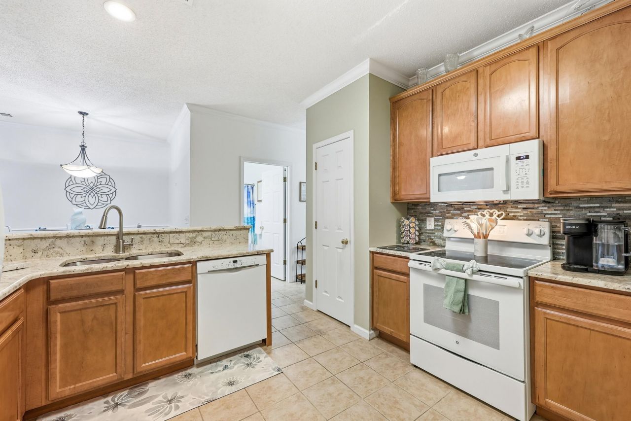 5870 Longwood Dr. Photo 10