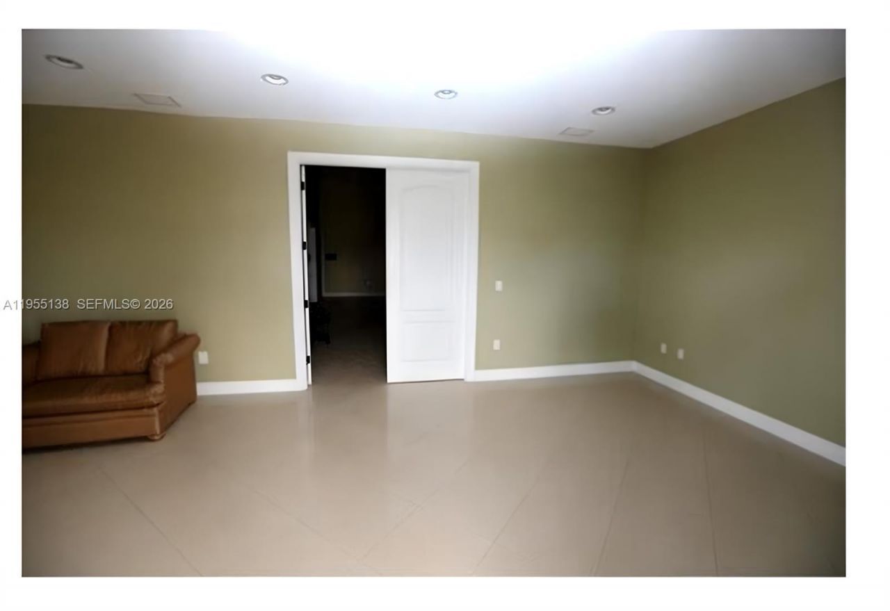 6135 NW 167th St, Unit E19, Hialeah, FL 33015 Photo