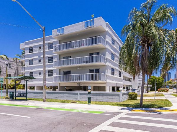 3527 NE 168th St, Unit 309, North Miami Beach, FL 33160