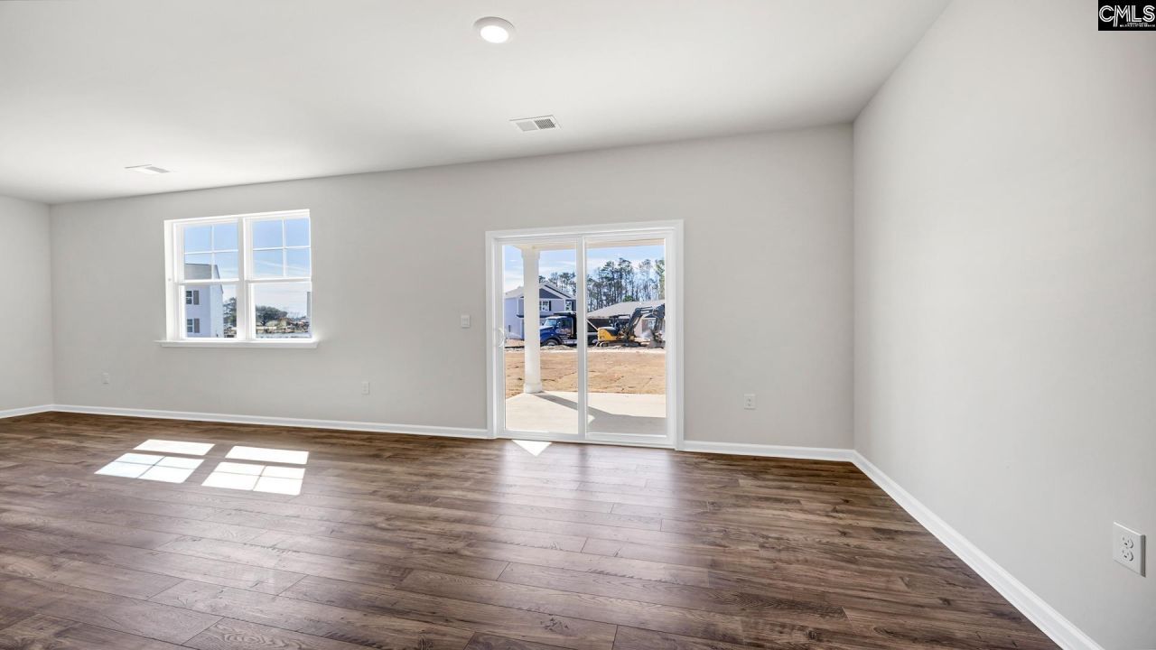 453 Leathertree Lane Photo 10