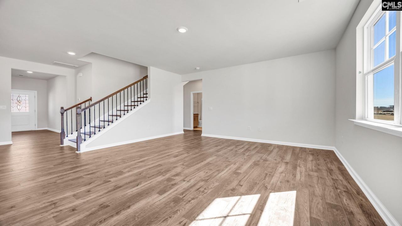 453 Leathertree Lane Photo 11