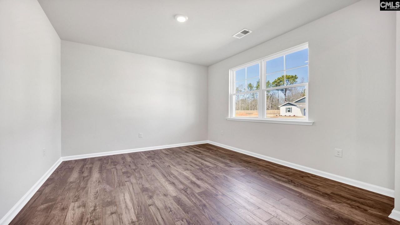 453 Leathertree Lane Photo 4