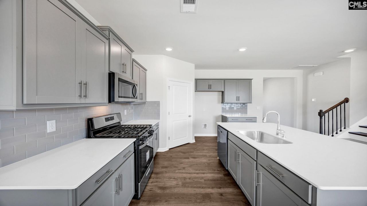 453 Leathertree Lane Photo 7