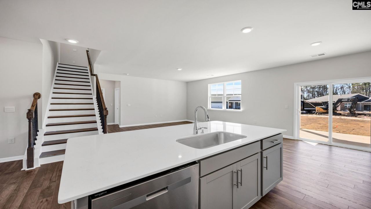 453 Leathertree Lane Photo 9