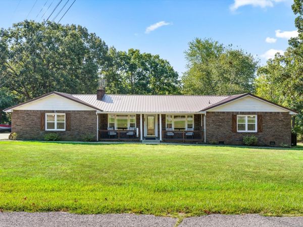 550 Lakeview Cir, Tennessee Ridge, TN 37178