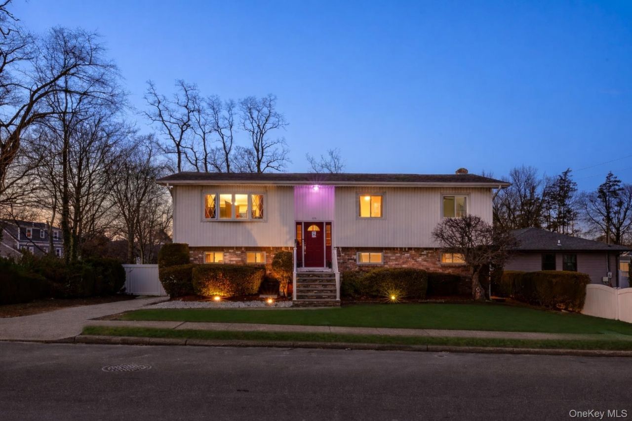 85 Bedford Avenue, Freeport, NY 11520 Main Photo