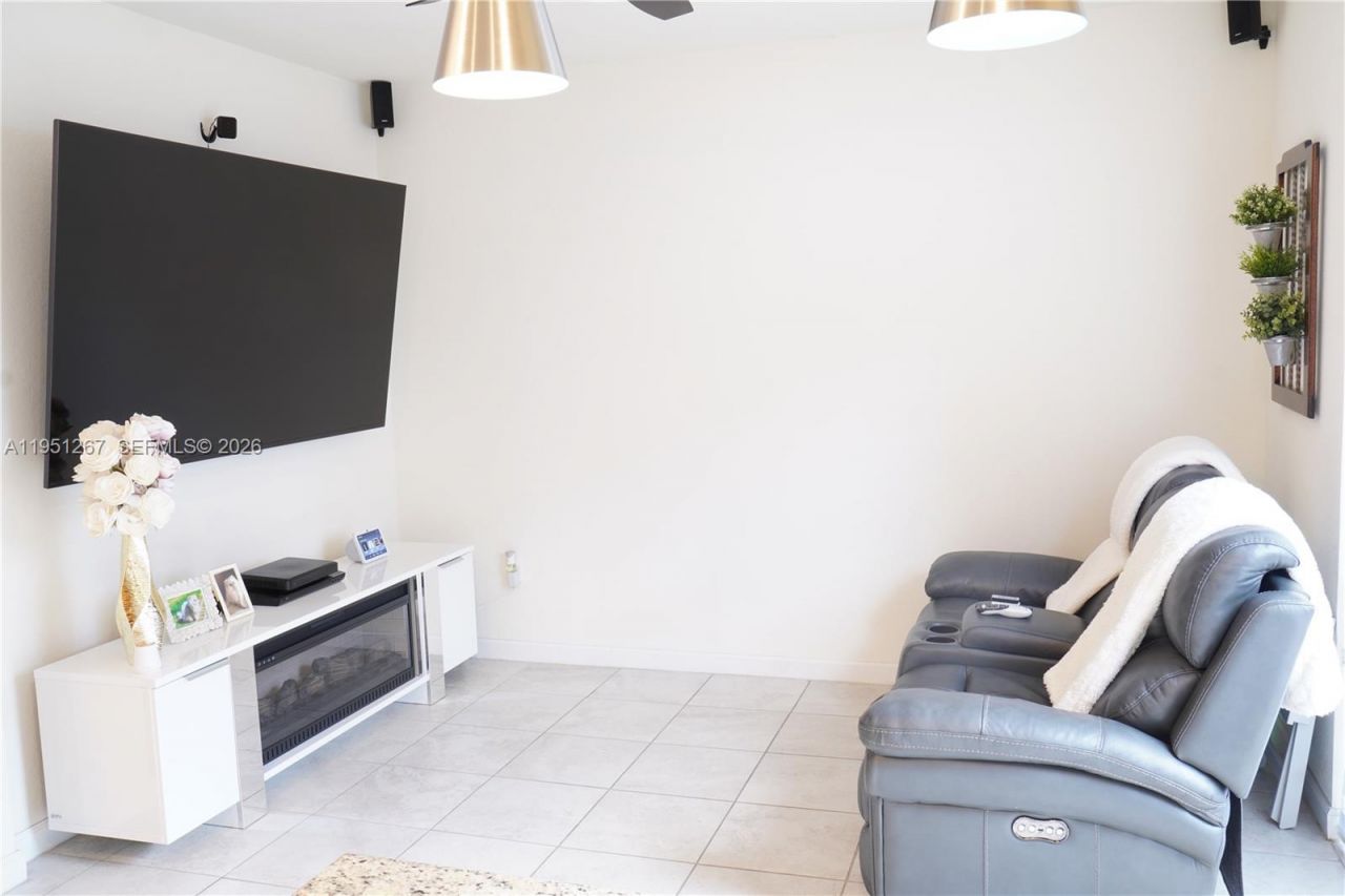 10306 W 33rd Ln, Hialeah, FL 33018 Photo