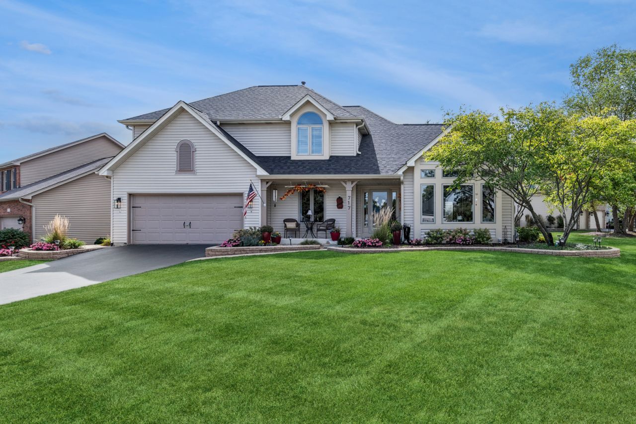 717 Clarendon Lane, Aurora, IL 60504 Main Photo