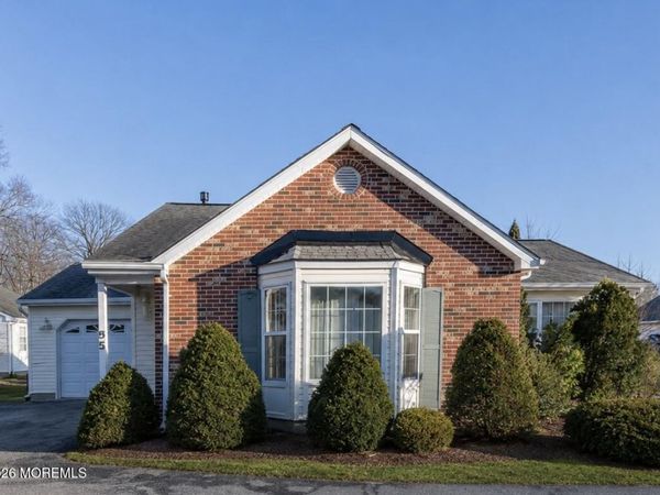 95 Farnworth Close, Freehold, NJ 07728