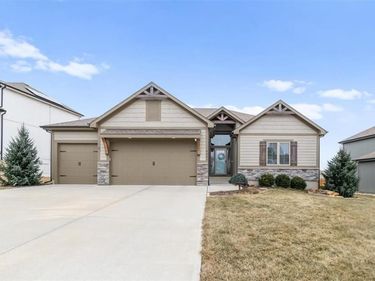 2421 SW River Trail Road, Lee's Summit, MO 64082