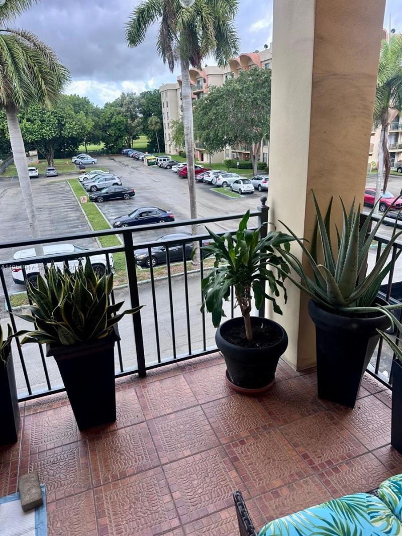 9340 Fontainebleau Blvd, Unit 313, Miami, FL 33172 Photo