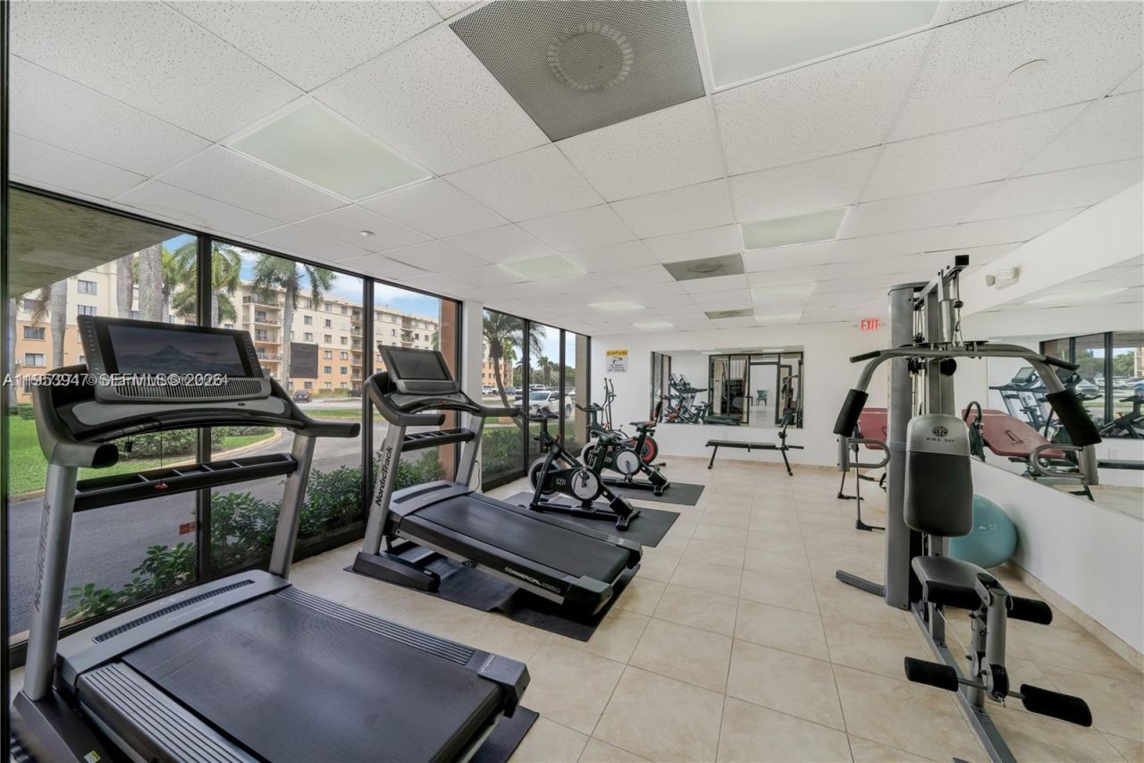 9340 Fontainebleau Blvd, Unit 313, Miami, FL 33172 Photo