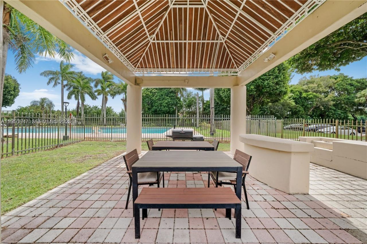 9340 Fontainebleau Blvd, Unit 313, Miami, FL 33172 Photo