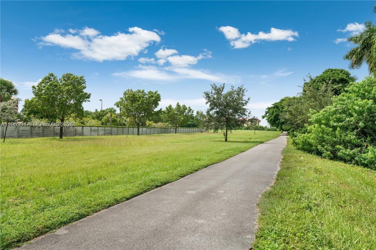 9340 Fontainebleau Blvd, Unit 313, Miami, FL 33172 Photo