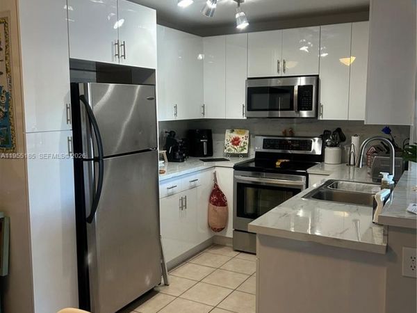 200 W Palm Cir W , Unit 104, Pembroke Pines, FL 33025