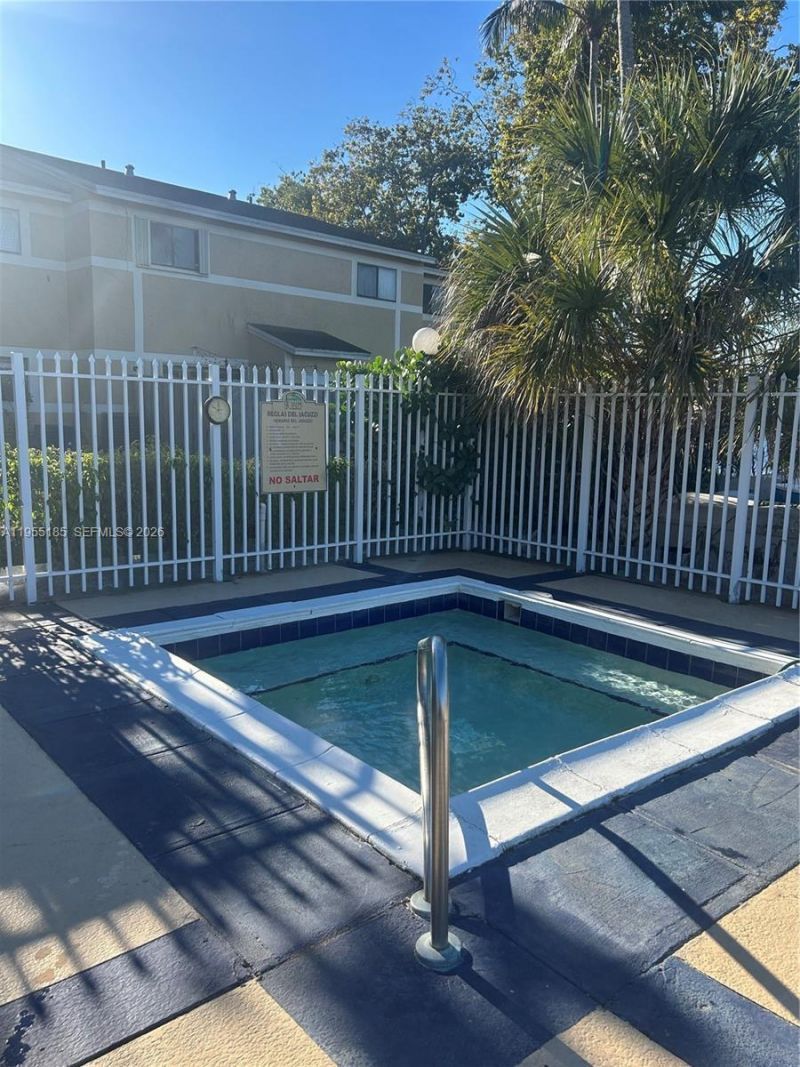 200 W Palm Cir W , Unit 104, Pembroke Pines, FL 33025 Photo