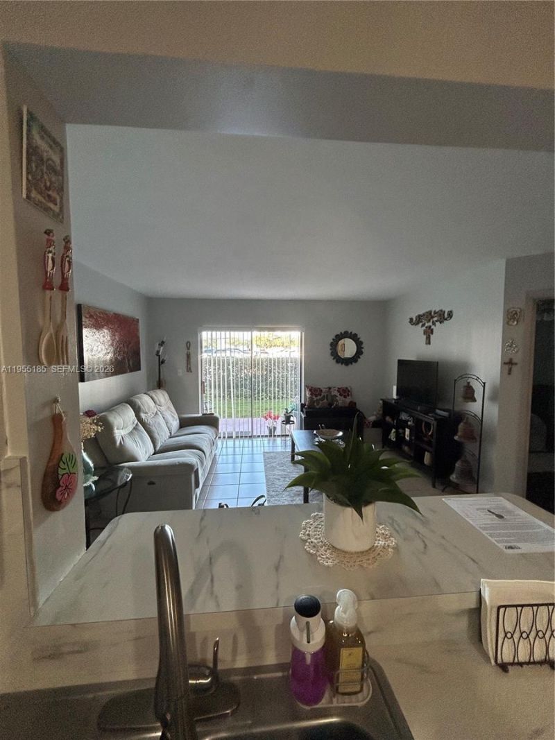 200 W Palm Cir W , Unit 104, Pembroke Pines, FL 33025 Photo