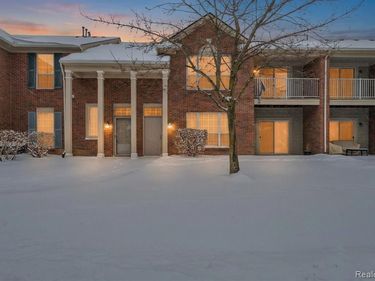 8208 Chesapeake Circle, Walled Lake, MI 48390