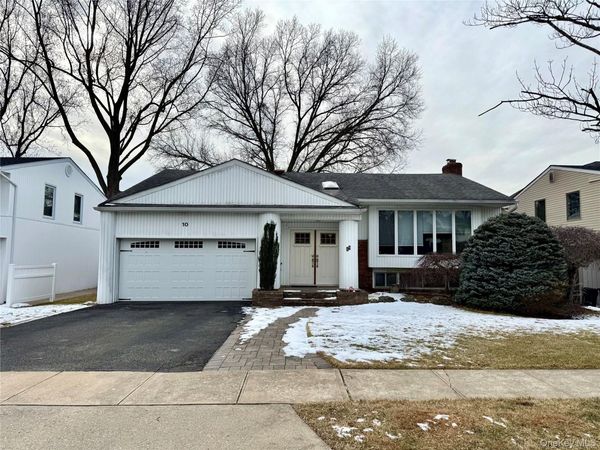 10 Whitlock Street, Plainview, NY 11803