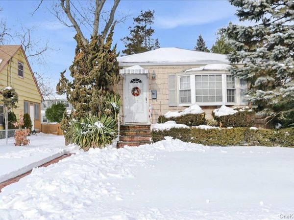 21 Chestnut Street, Massapequa, NY 11758