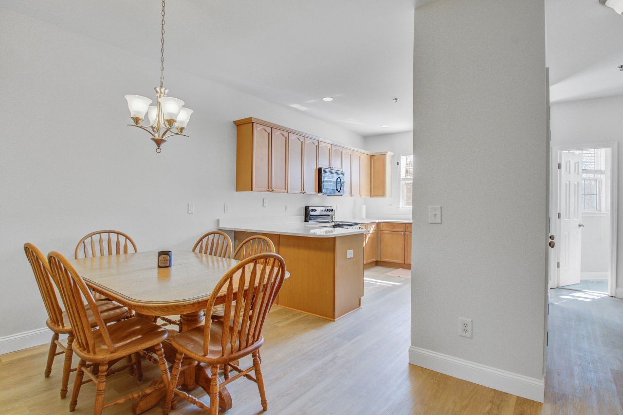 4628 N Palm View Circle Photo 6