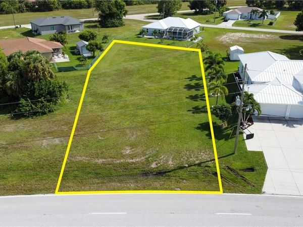 4239 E Gator CIR, CAPE CORAL, FL 33909