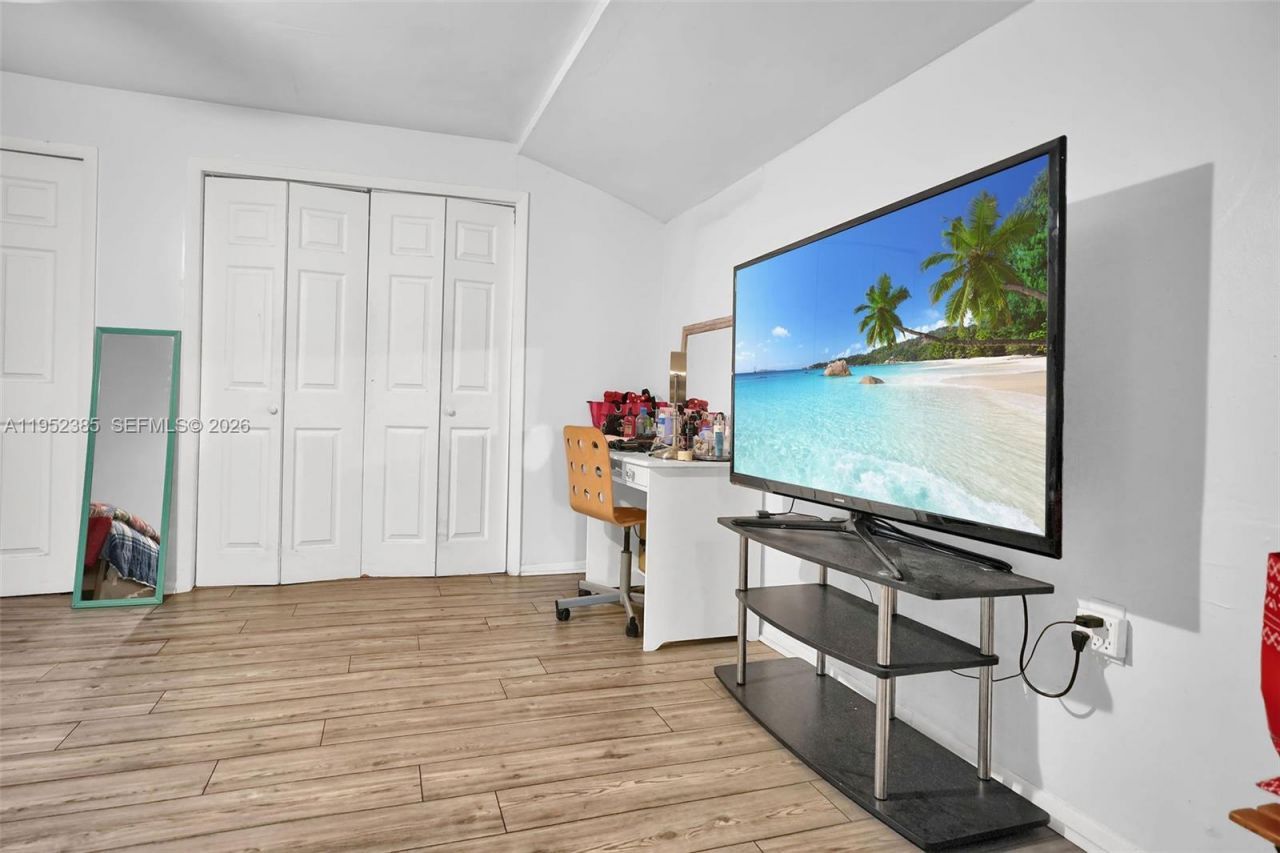 2105 NW 1st St, Miami, FL 33125 Photo