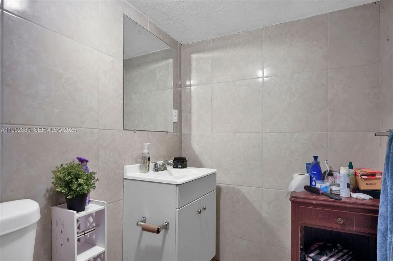 2105 NW 1st St, Miami, FL 33125 Photo