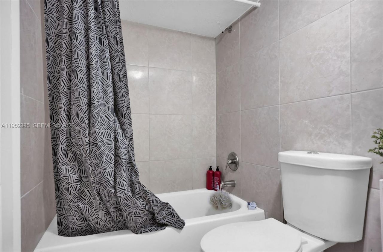 2105 NW 1st St, Miami, FL 33125 Photo