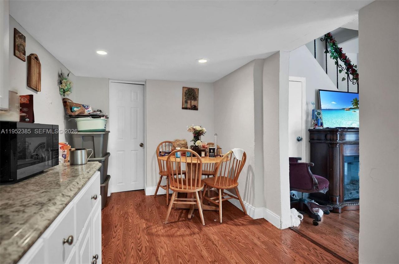 2105 NW 1st St, Miami, FL 33125 Photo