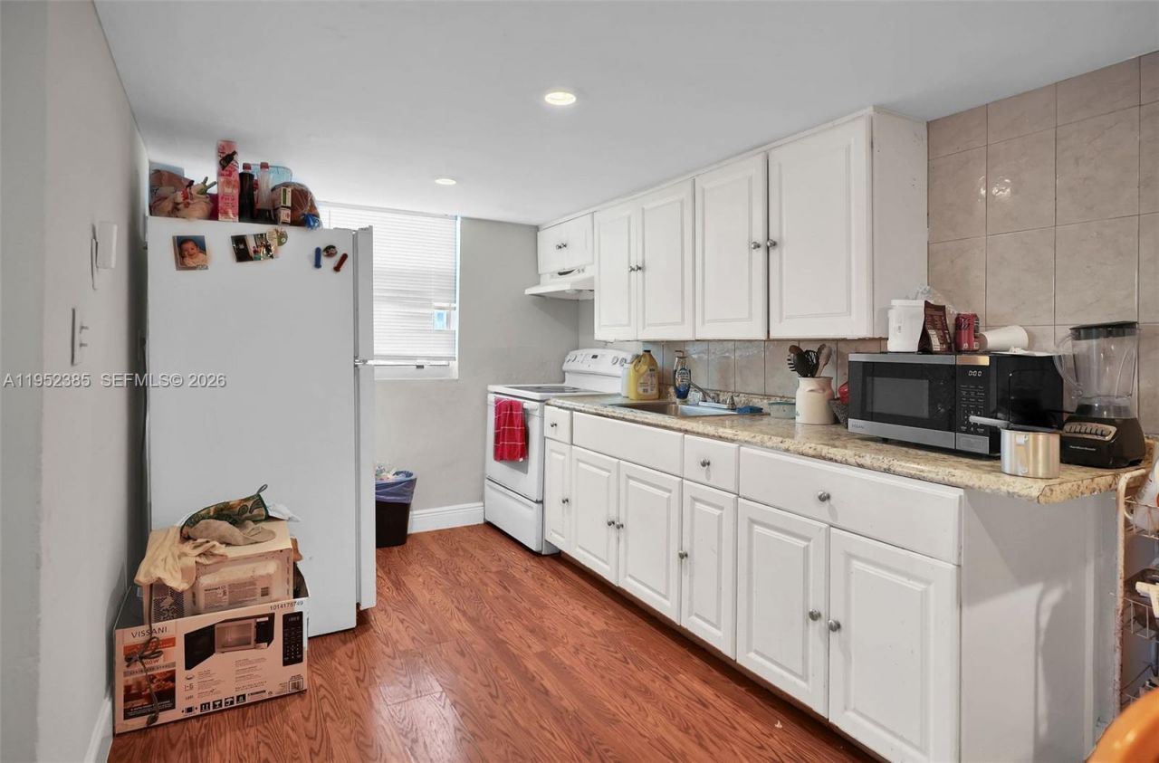 2105 NW 1st St, Miami, FL 33125 Photo