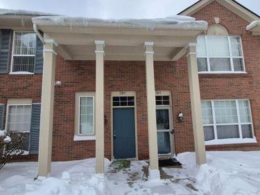 5203 Chesapeake Circle, Walled Lake, MI 48390