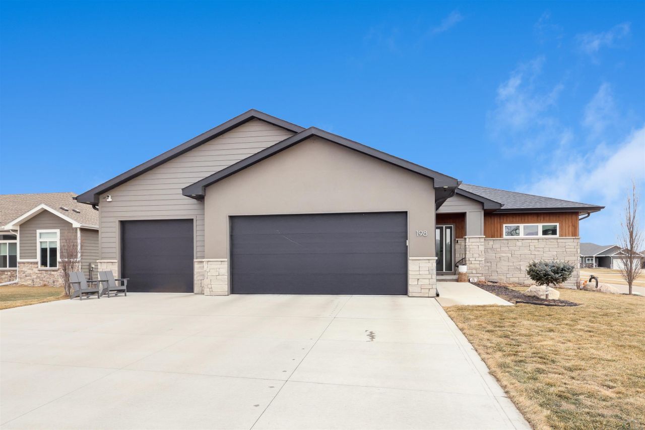 198 N Canterbury Circle, North Sioux City, SD 57049 Main Photo