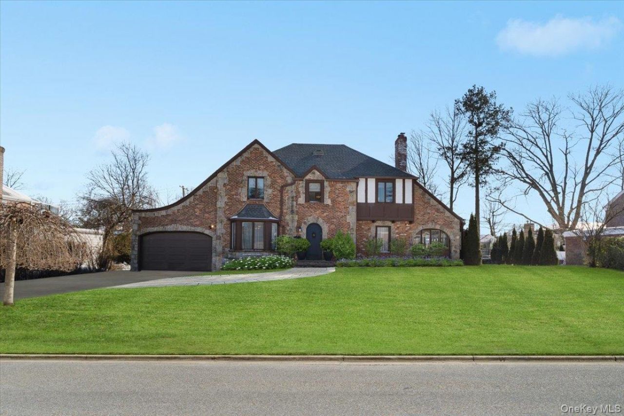 25 Pond Park Road, Great Neck, NY 11023 Main Photo