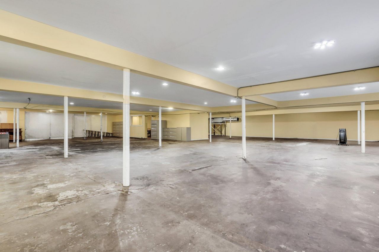 4662 Rivers Avenue Photo 4