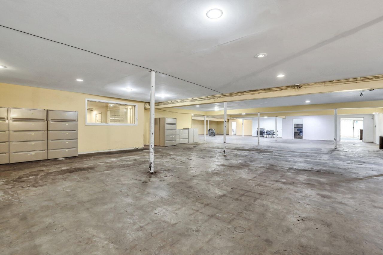 4662 Rivers Avenue Photo 5