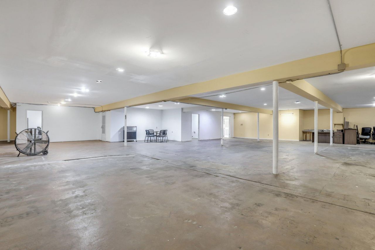 4662 Rivers Avenue Photo 6