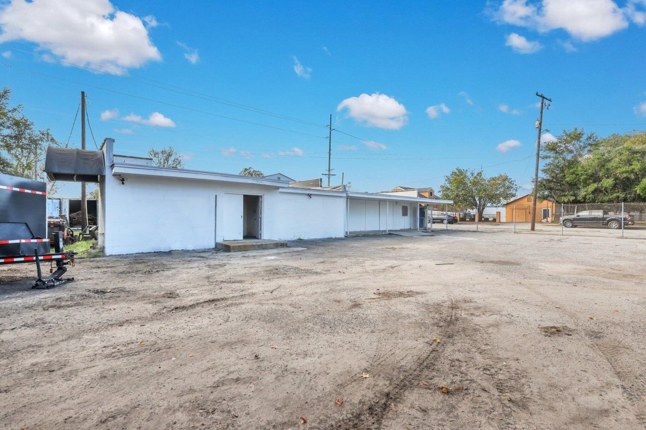 4662 Rivers Avenue Photo 9